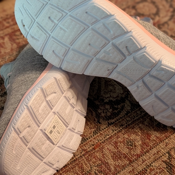 Skechers Women's Gray and Pink Athletic Shoes, Size 9, NWOT - Picture 5 of 5